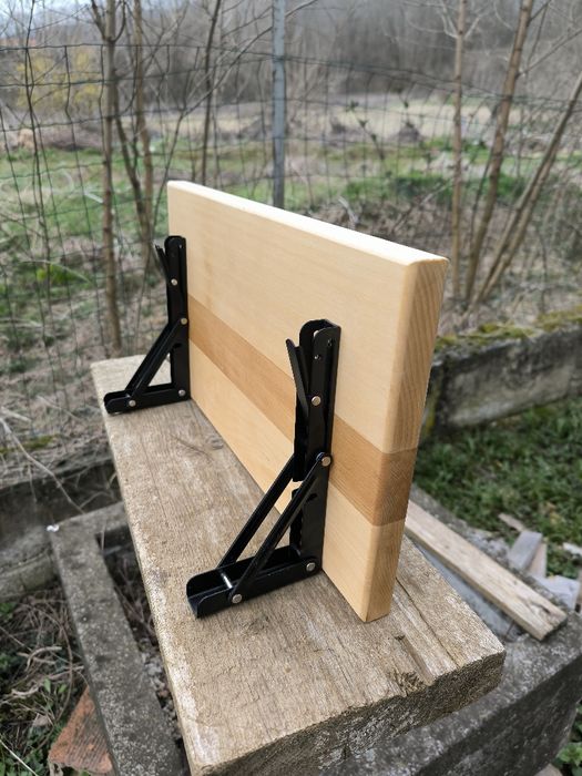 Сгъваема масичка с плот от масивен бук и здрави метални механизми