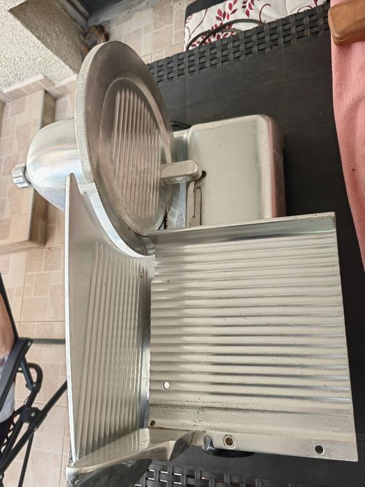 Продавам професионална кухненска машина за рязане