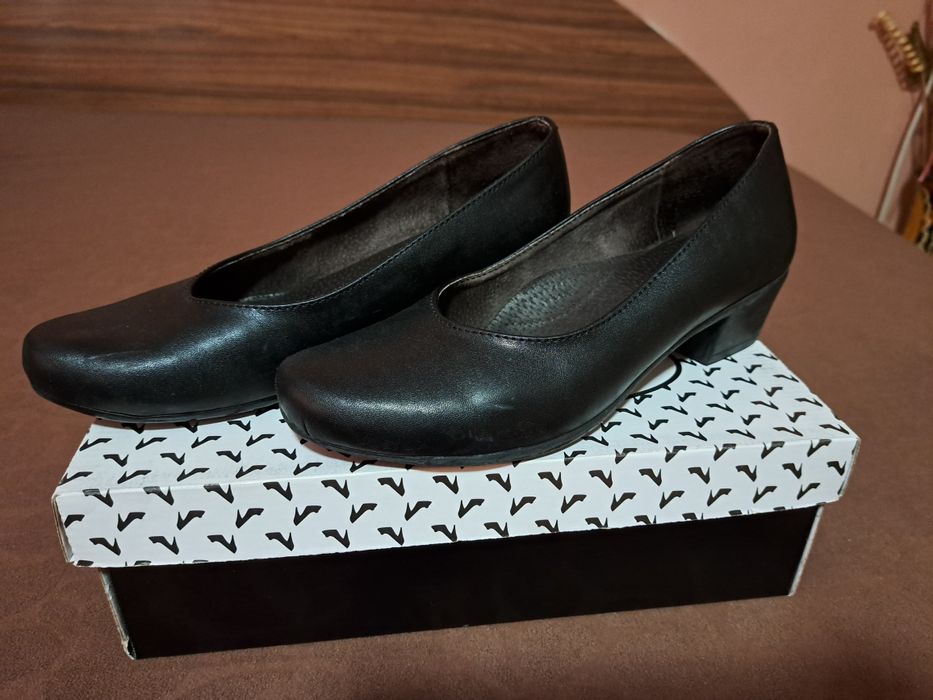 Дамски обувки с нисък ток