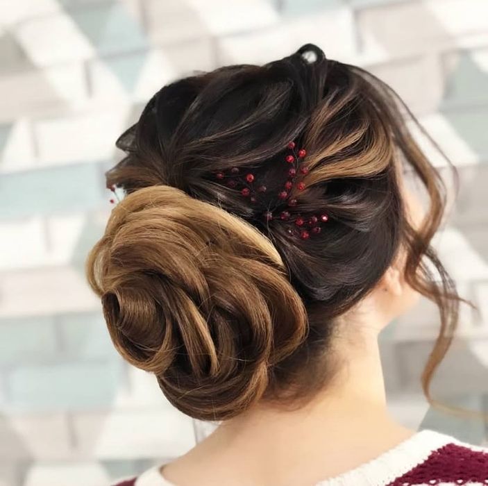 Прически и макияж