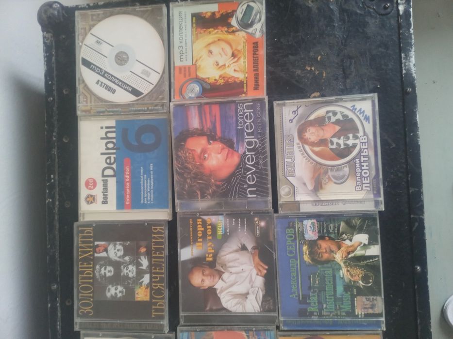 Видео кассеты и диски с фильмами