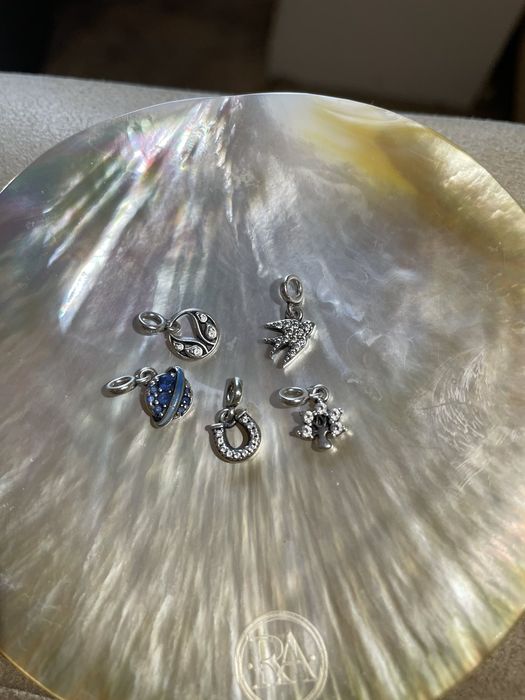 Гривна Pandora с талисмани