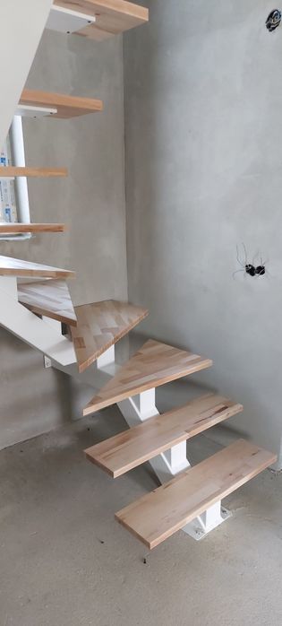 Scari metalice cu trepte din lemn