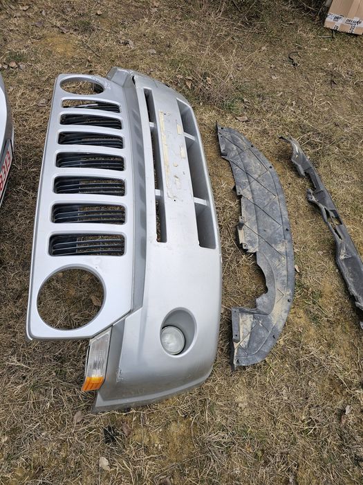 Bara față Jeep Patriot, puțin lovita dar se poate repara și folosi.
