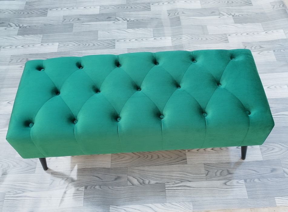 Vând băncuță tapițată Chesterfield din catifea verde