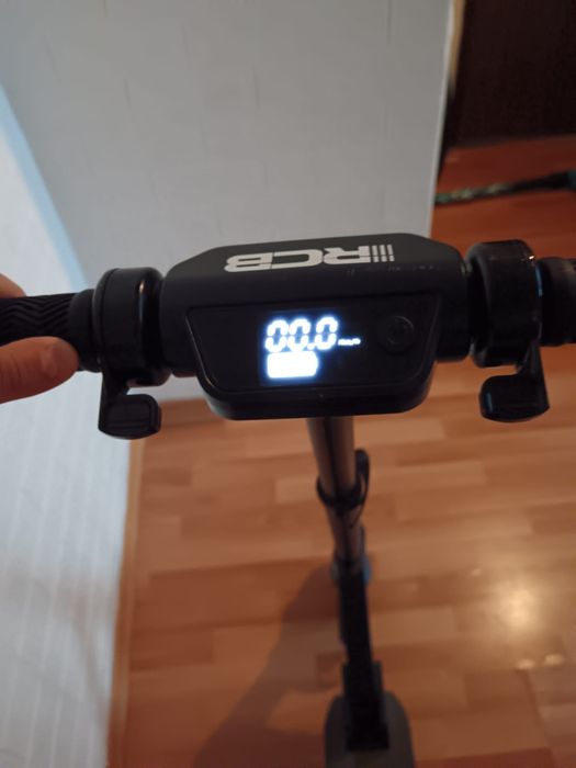 Vând  trotineta electrica RCB 3Viteze viteza maxima 25 de km autonomie 20 de km
