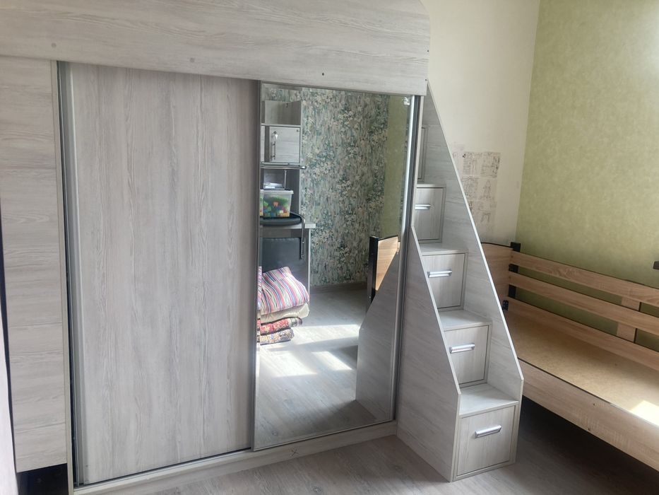 Продается детская кровать с шифоньером,матрац в комплекте