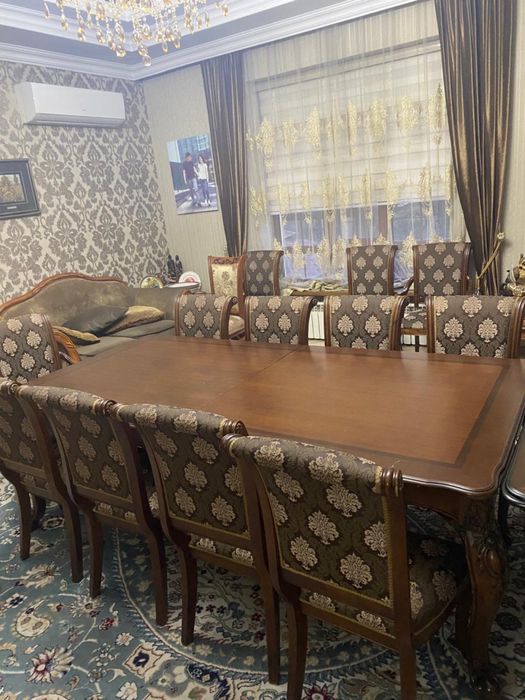 Стол со стульями и диван