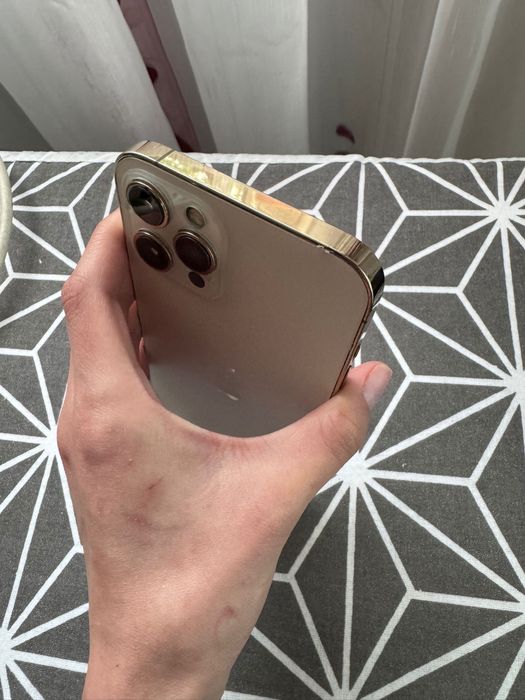 Iphone 12 pro max gold