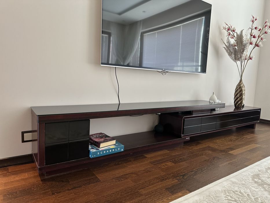 ТВ шкаф махагон и черно стъкло