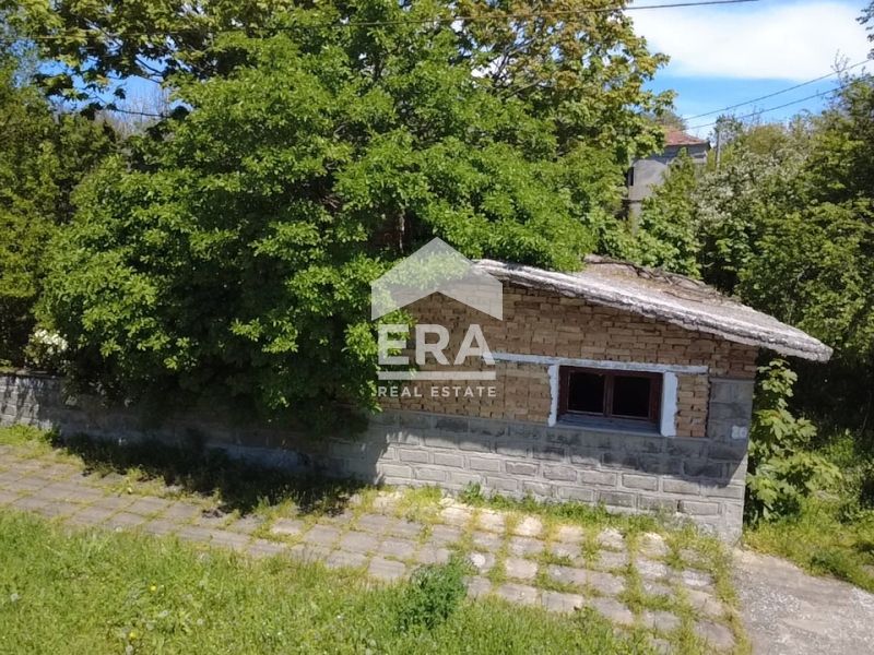 Стара тухлена къща с голям двор и стопански постройки за продажба в се