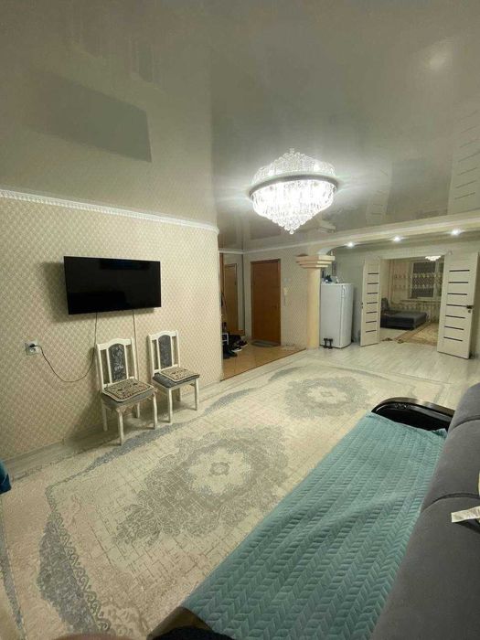 продам 4 комнатную на 8мкр