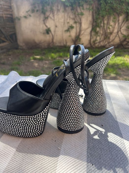 Високи черни токчета с камъни