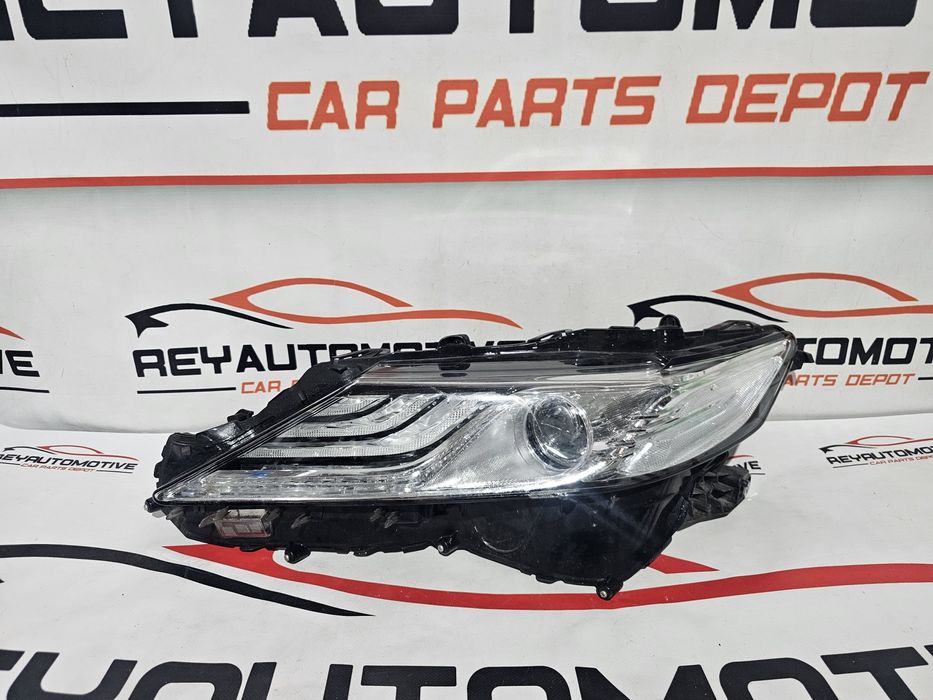 Far stanga led Toyota Camry avariat