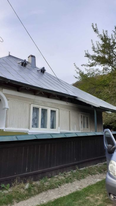 Casuta din vis, de la poalele padurii