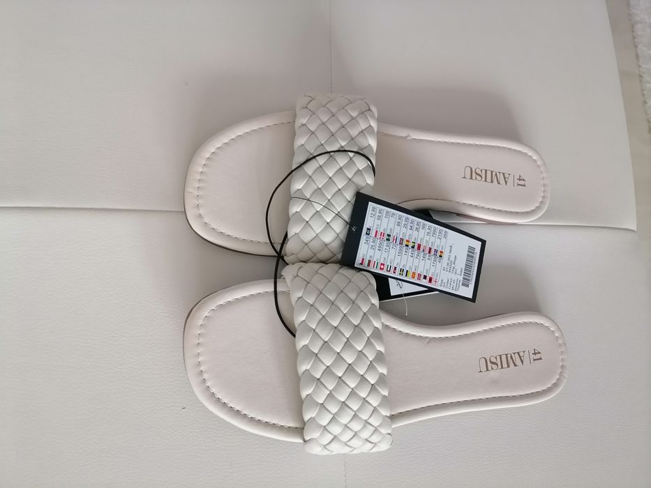 Vând sandale dama  fashion, un model deosebit, noi cu eticheta.