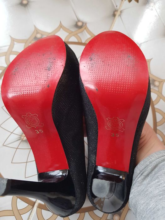 Комплект обувки на ток и малка дамска чанта /портфейл/със брокат.