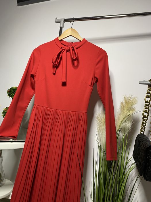 Vând rochie plisată damă