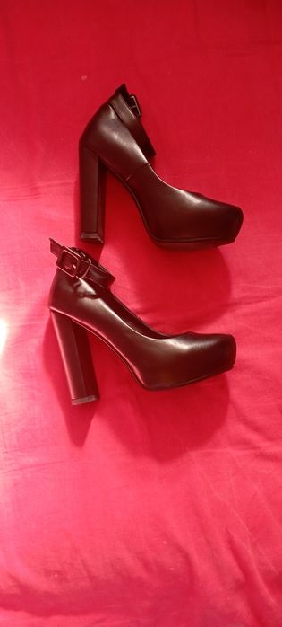 Новые туфли на высоких коблуках