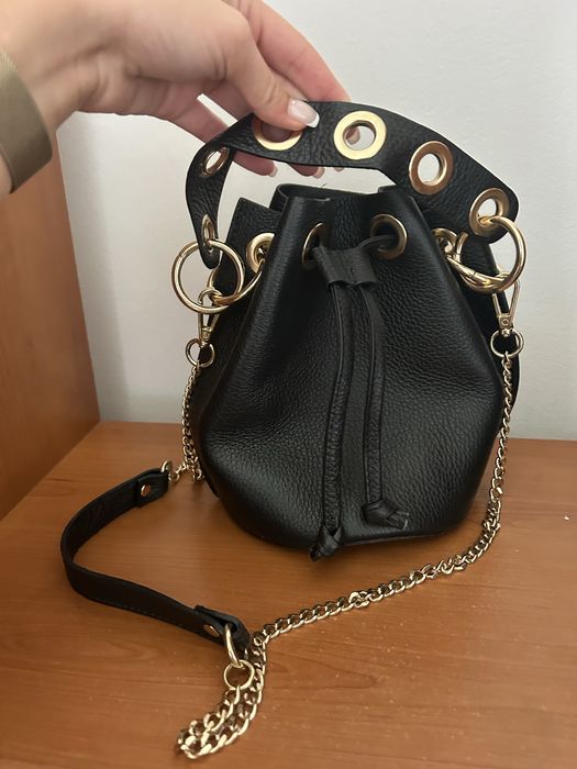 Кожена чанта със златни детайли