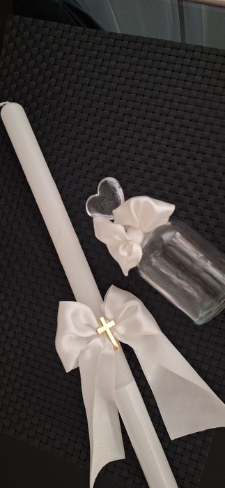 Ритуална свещ и шишенце за миро в нежно бяло