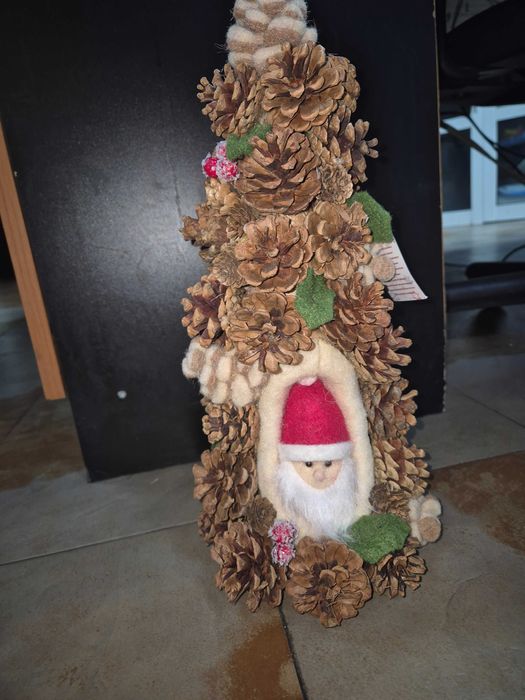 Малка коледна елхичка от шишарки