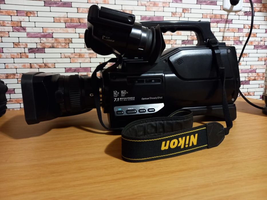 Продам проф видеокамеру Sony