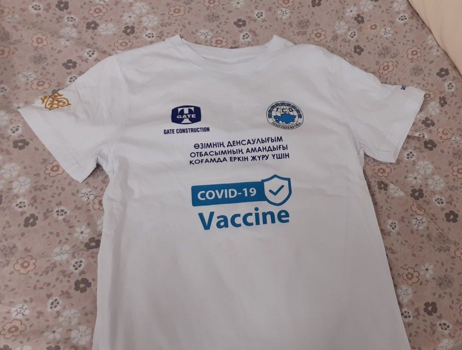 Футболка белая, серого цвета