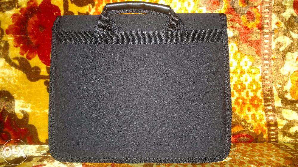 Husa gentuta iPad/tableta/laptop diag.36 cm, cu maner soft, noua
