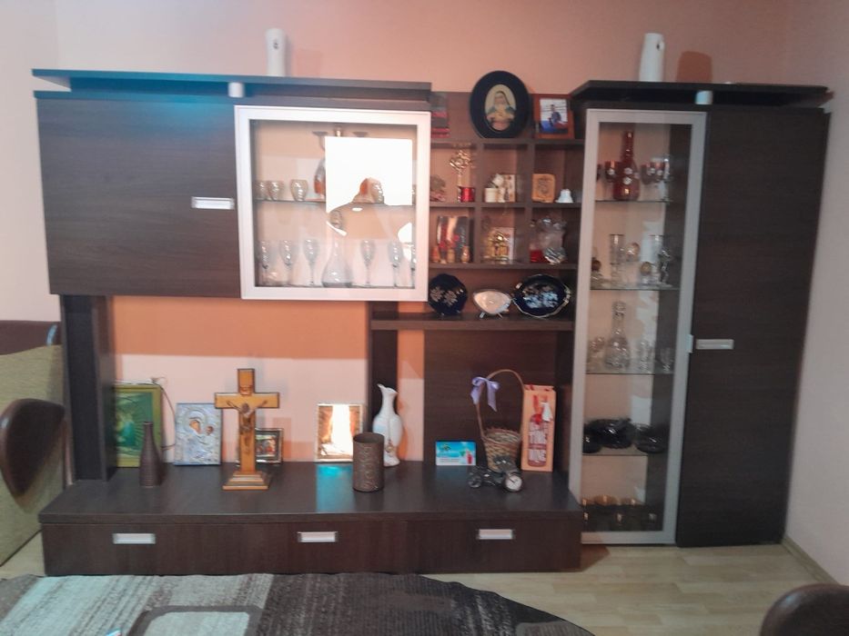 Vând mobila de sufragerie cu doua fotolii si o măsuță in stare foarte!