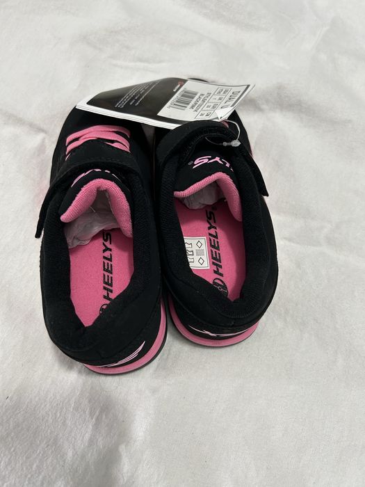 Adidasi / pantofi cu roti/role HEELYS , noi. Nefolositi