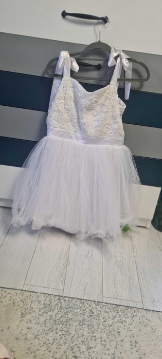 Сладка мини рокля в бяло и обувки