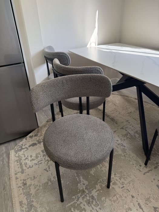 Кухонный стол и стулья сатылады