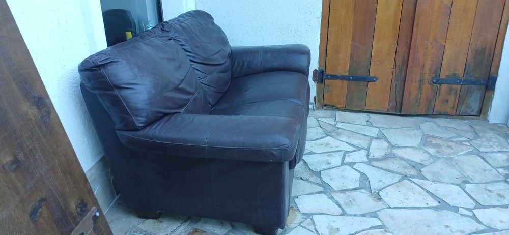 vand canapea piele ,2locuri si masa stejar 6 locuri