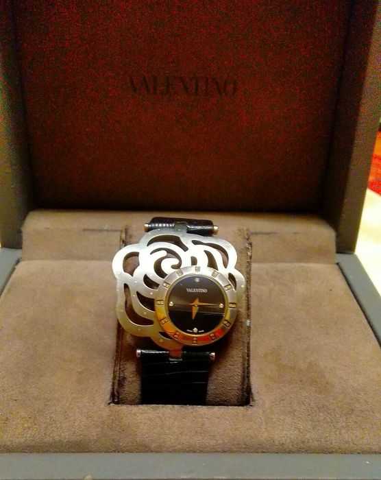 Часы бренд VALENTINO оригинал с бриллиантами!