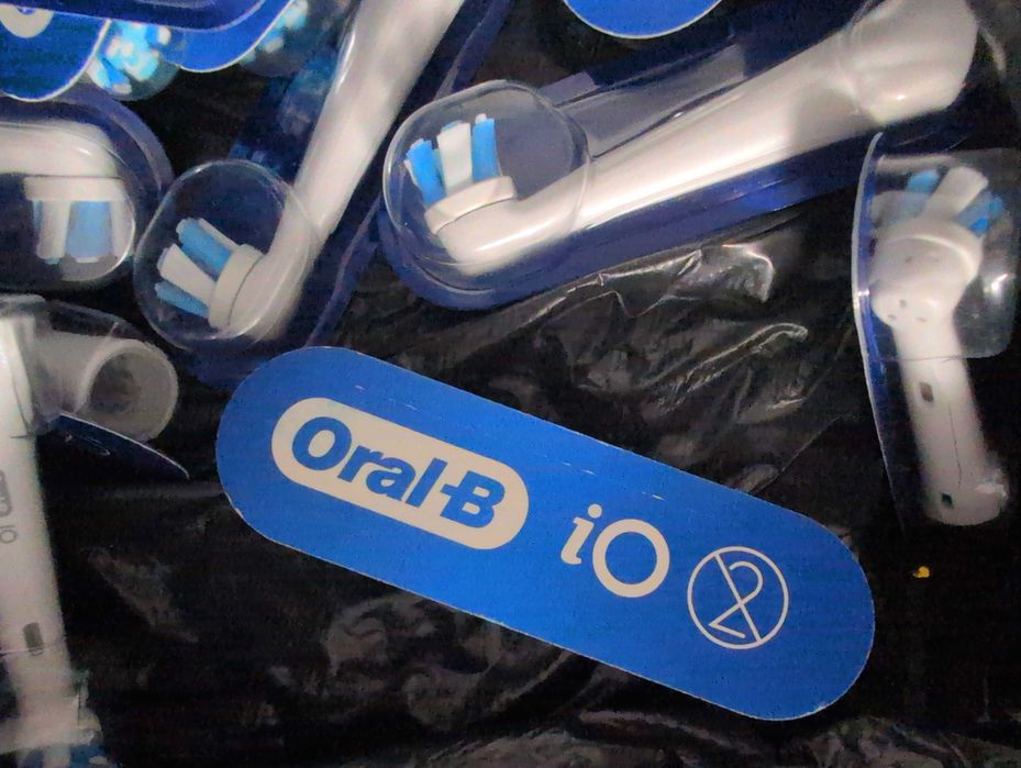 Set 12 Rezerve capete Oral-B iO pe Alb Ultimate Clean Sigilate 12 buc