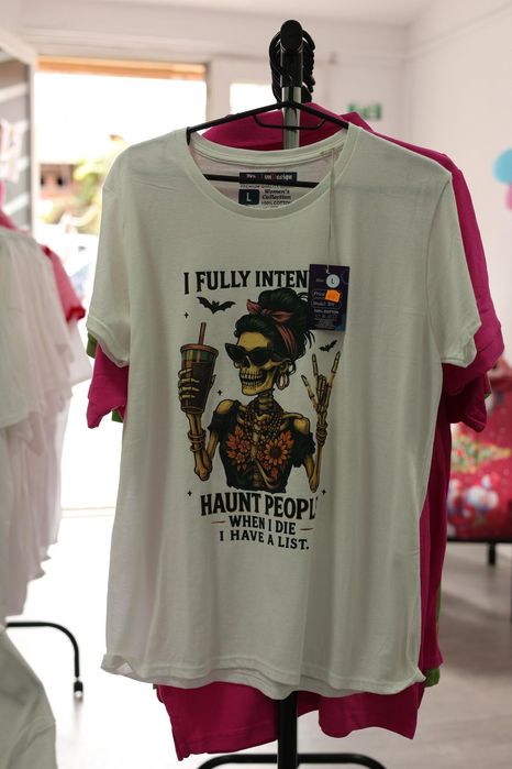 Tricou alb pentru femei – perfect pentru cele cu umor și atit