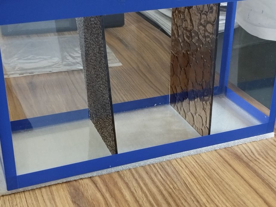 аквариум с инструментами и изолятором