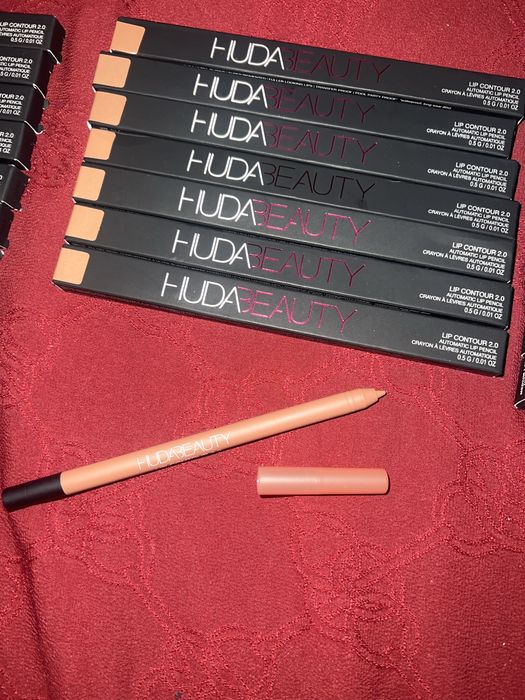 Creion de buze Huda Beauty