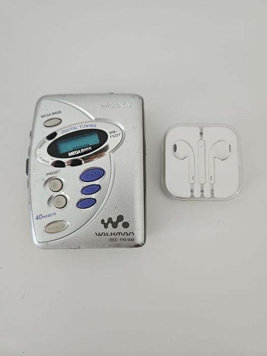 Sony WM‑FX277 + EarPods (ретро Walkman)
