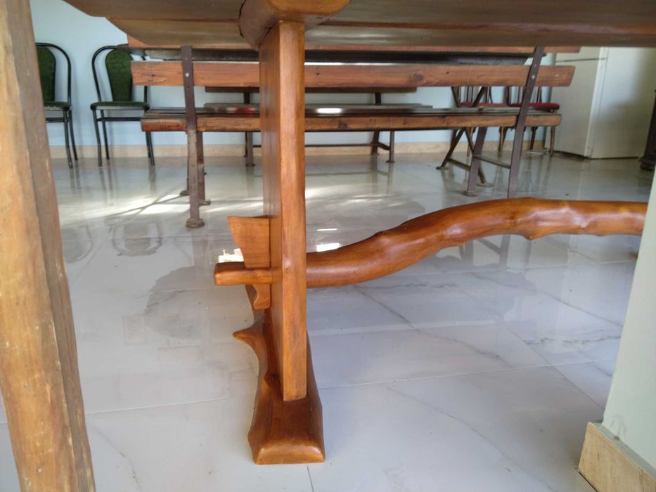 Маса от масив-орех