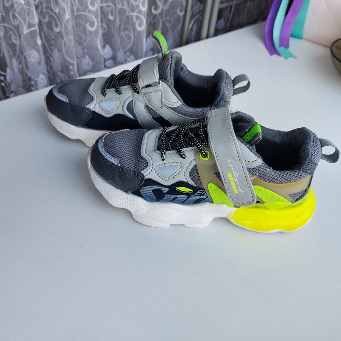 Продам кросы размер 34