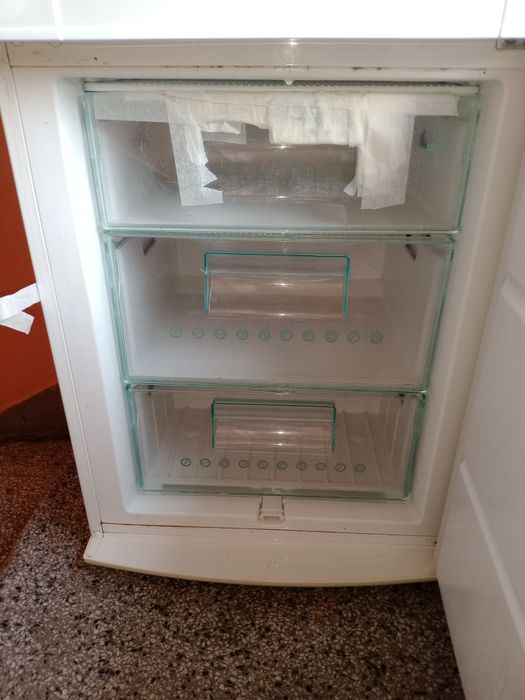 Хладилник с фризер Електролукс - работещ ,за ремонт или за части.