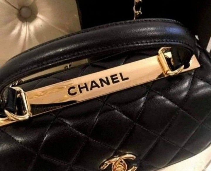 Geanta damă cu maner,logo metalic auriu, saculet inclus, etichetă