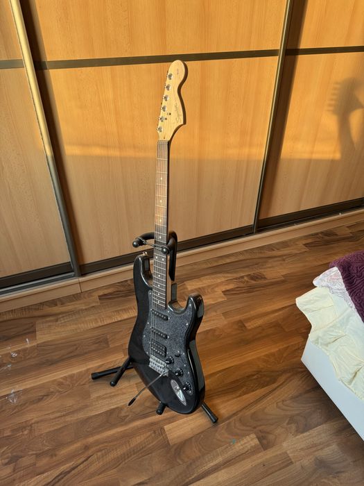 Электрогитара Squier со стойкой