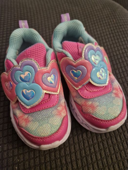 adidasi skechers