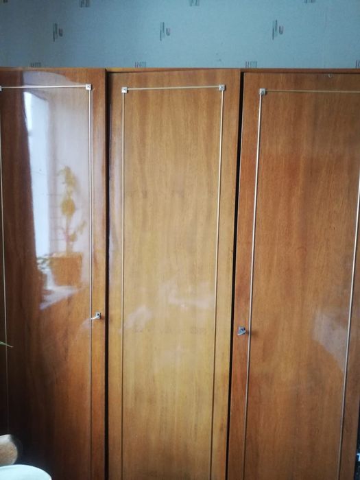 Шкаф платяной, полированный