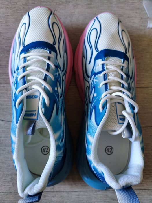 Кроссовки женские