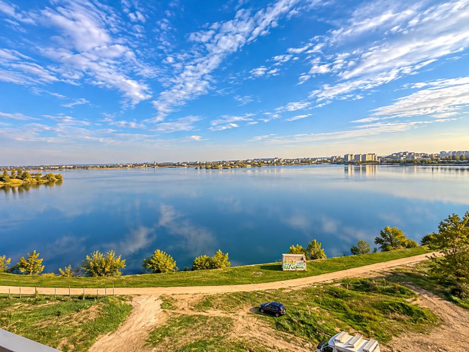 Garsoniera spatioasa cu o vedere superba la Lacul Morii
