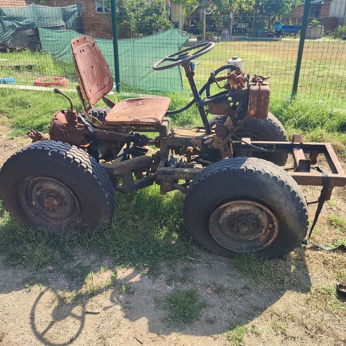 Продавам трактор